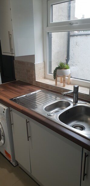 Køleskab, mikrobølgeovn, ovn, elkedel