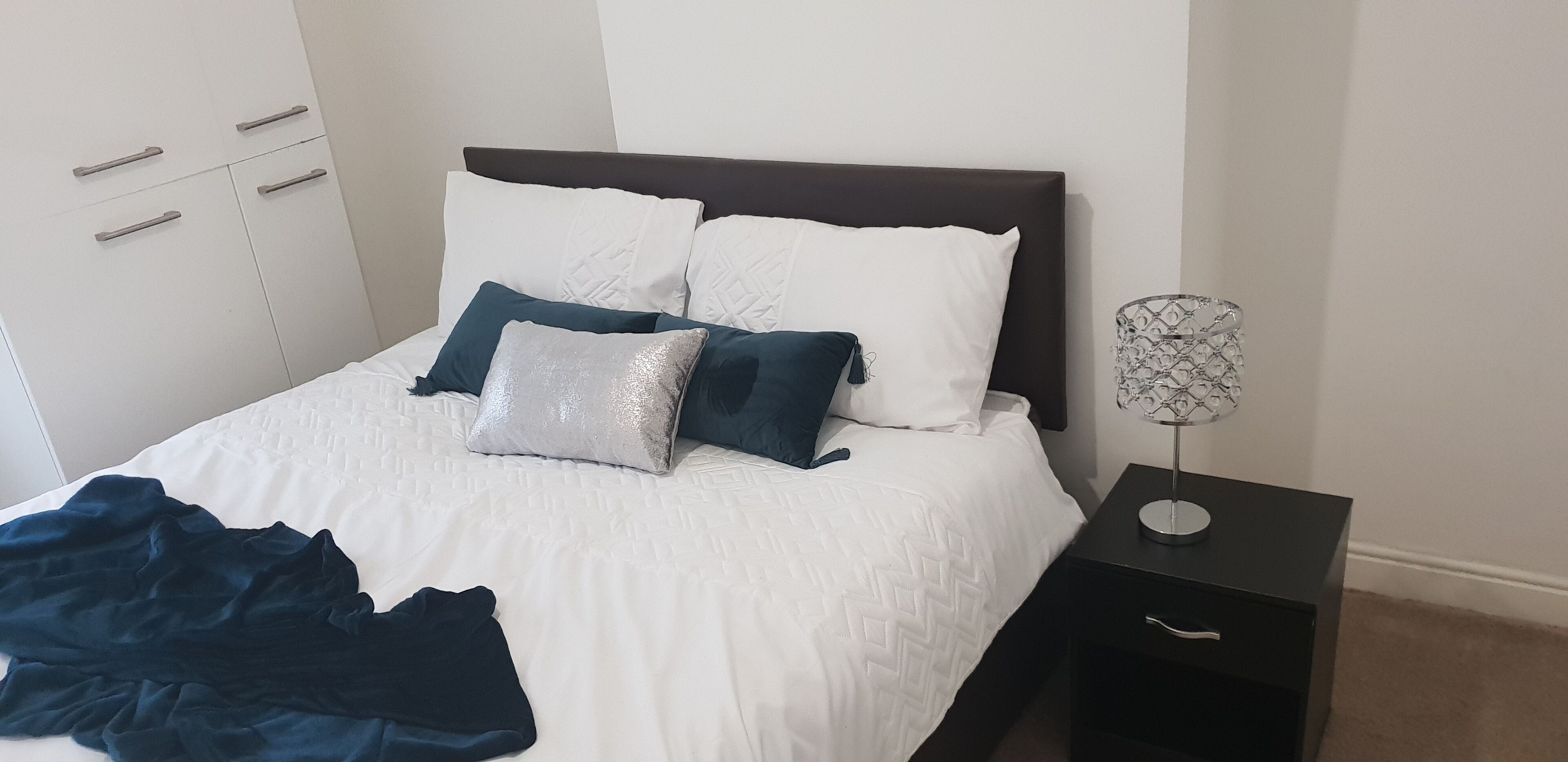 2 makuuhuonetta, silitysrauta/-lauta, Wi-Fi, vuodevaatteet