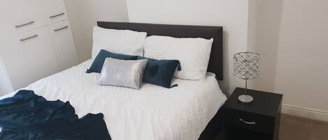 2 makuuhuonetta, silitysrauta/-lauta, Wi-Fi, vuodevaatteet