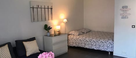 1 slaapkamer, een strijkplank/strijkijzer, wifi, beddengoed