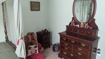 4 bedrooms, desk, iron/ironing board, free WiFi