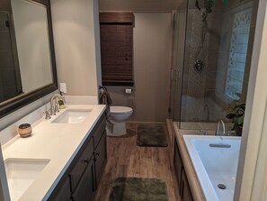 Combined shower/tub, towels, soap, toilet paper - Roomy, cozy forest getaway near lake and village (Lake Arrowhead)