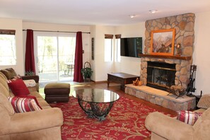 TV connectée, cheminée, livres