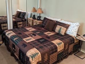 4 bedrooms, desk, iron/ironing board, free WiFi - Roomy, cozy forest getaway near lake and village (Lake Arrowhead)