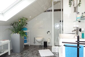 Badewanne, HandtĂŒcher, Seife, Toilettenpapier