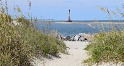 Walk to restaurants! 10min to beaches and downtown Charleston.