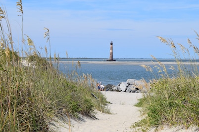 Walk to restaurants! 10min to beaches and downtown Charleston.