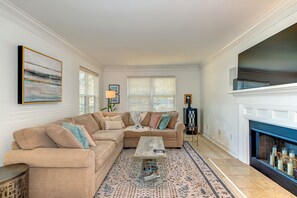 Smart TV - Walk to restaurants! 10min to beaches and downtown Charleston.  (Mount Pleasant)