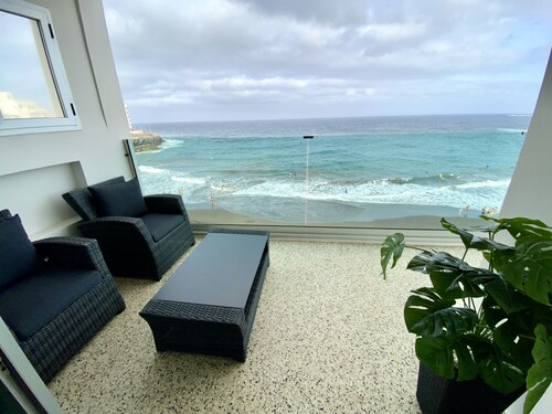 Nice apartment on the beach with a large terrace facing the sea