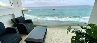 Nice apartment on the beach with a large terrace facing the sea