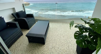 Nice apartment on the beach with a large terrace facing the sea