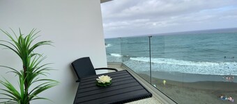 Bonito apartamento a pie de playa con gran terraza frente al mar
