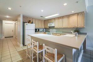 Kjøleskap, mikrobølgeovn, ovn og kokeplater