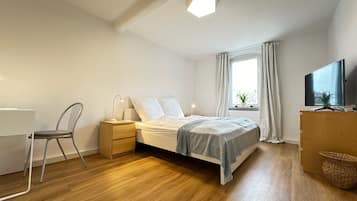 2 habitaciones, tabla de planchar con plancha y cuna de viaje