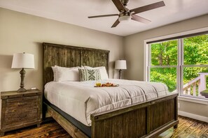 5 bedrooms, desk, iron/ironing board, travel crib