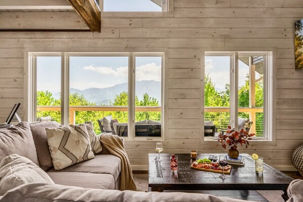 Téléviseur connecté, foyer, table de baby-foot