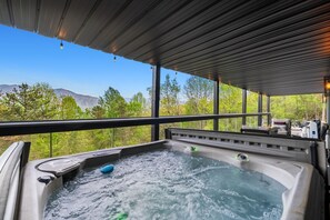 Outdoor spa tub - YARD/Hot Tub/Game Room/Theater/VIEWS/Fire Pit - Garrett Lodge (Gatlinburg)