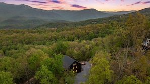 Exterior - YARD/Hot Tub/Game Room/Theater/VIEWS/Fire Pit - Garrett Lodge (Gatlinburg)