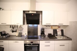 Een koelkast, een magnetron, een oven, een kookplaat