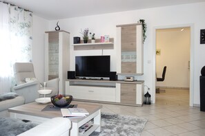 Smart TV, libros y estéreo 