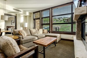 Huoneisto (Hayden Lodge 2201) | Olohuone | Televisio, takka