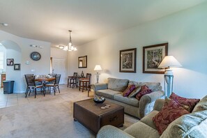 Appartement (2633 Trafalgar Village) | Woonkamer | Smart-tv