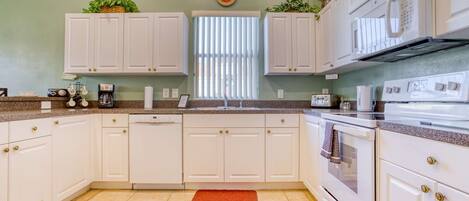 Villa (906 Tuscan Hills) | Private kitchen | Fridge, microwave, stovetop, dishwasher