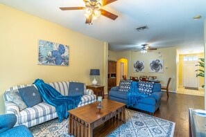 Hus (8118 Windsor Palms) | Oppholdsrom | Smart-TV