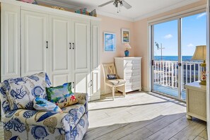 Smart TV, fireplace, DVD player, video library - 🏖️Fabulous Ocean Views in Belmont Towers on Boardwalk. AC, Pool, Gym🏖️ (Ocean City)