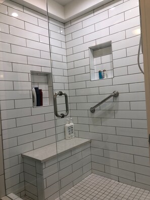 Duschwanne, Haartrockner, Handtücher, Toilettenpapier