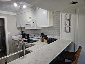 Fridge, microwave, oven, stovetop - Make the best memories with family and friends in the heart of Panama City Beach (Panama City Beach)