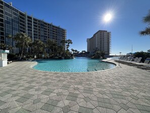 Outdoor pool, a heated pool - Make the best memories with family and friends in the heart of Panama City Beach (Panama City Beach)
