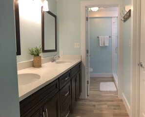 Combined shower/bathtub, hair dryer, towels, toilet paper - Make the best memories with family and friends in the heart of Panama City Beach (Panama City Beach)