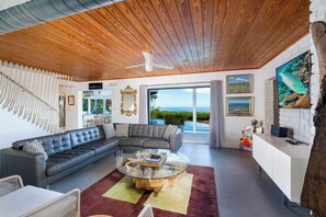 Smart TV, table tennis, books, stereo - Iconic Ted Williams Estate. Bayfront, Heated Infinity Pool & Hot Tub, Dockage. (Islamorada)