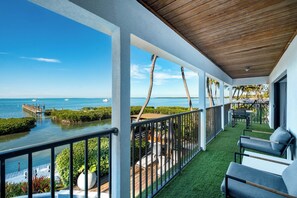 Property grounds - Iconic Ted Williams Estate. Bayfront, Heated Infinity Pool & Hot Tub, Dockage. (Islamorada)