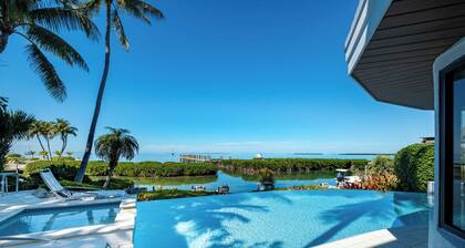 Iconic Ted Williams Estate. Bayfront, Heated Infinity Pool & Hot Tub, Dockage.