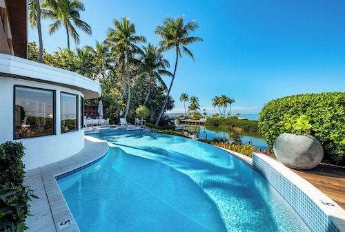 Iconic Ted Williams Estate. Bayfront, Heated Infinity Pool & Hot Tub, Dockage.