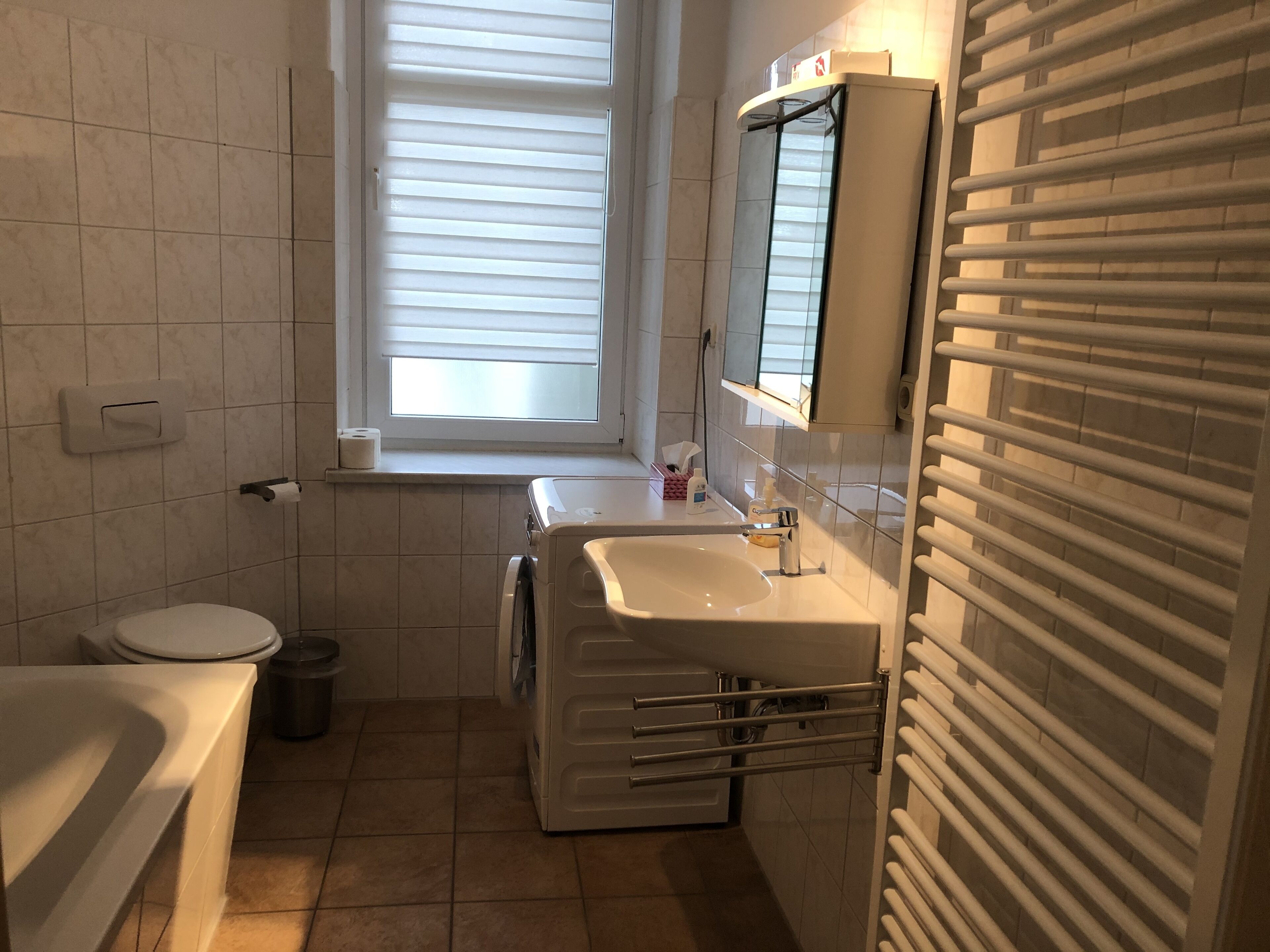 シャワー付き浴槽、タオル、トイレットペー  パー