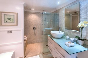 Badewanne, Haartrockner, Handtücher