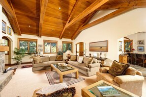 Casa (Miners Trail Road Home) | Sala d'estar | Televisor i reproductor de DVD 