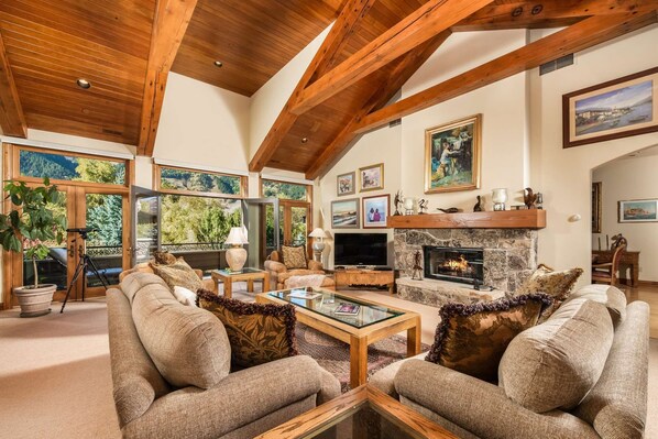 House (Miners Trail Road Home) | Living room | TV, DVD player - Homes (Aspen)