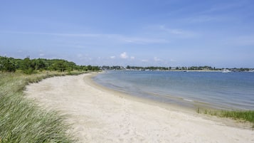 Plage, chaises longues, serviettes de plage