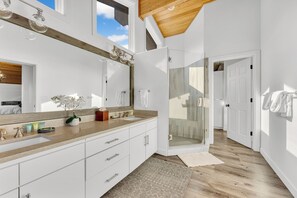 Shower, hair dryer, towels - Modern Ski-in/Ski-out in Silver Lake. Fully Remodeled. Steps to the slopes!!! (Deer Valley)