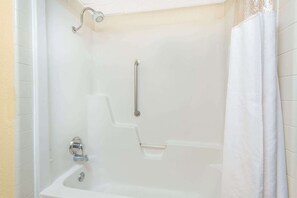 Combined shower/tub - Blue Way Inn & Suites Wichita East (Wichita)