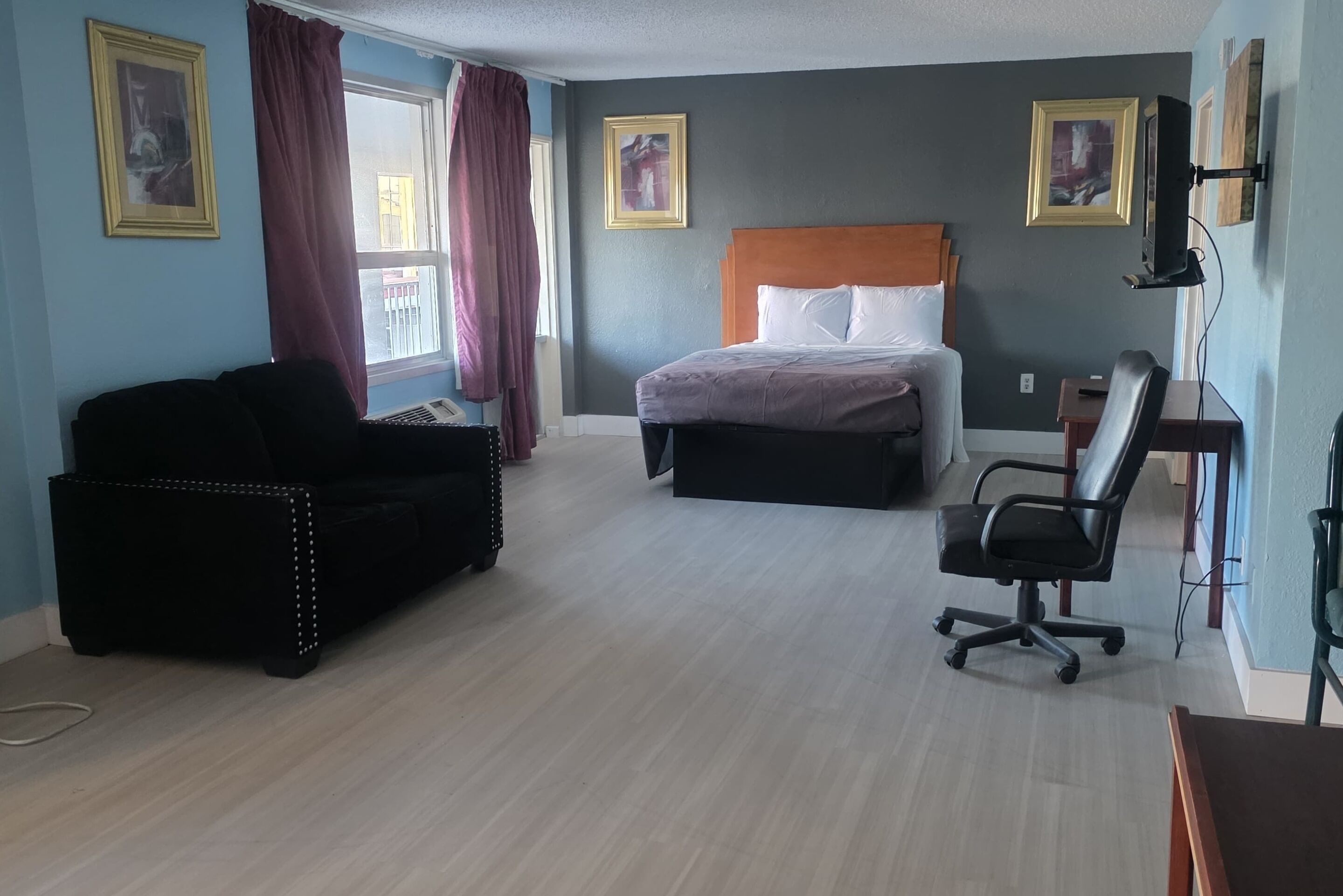 Luxury 1 Queen Bed with Sofa Oversized Smoking | 免費無線上網