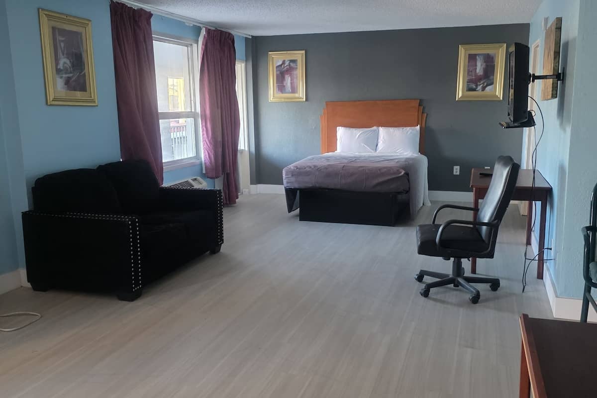 Luxury 1 Queen Bed with Sofa Oversized Smoking