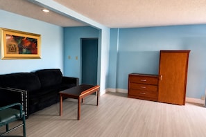 Luxury 1 Queen Bed with Sofa Oversized Smoking | Room amenity