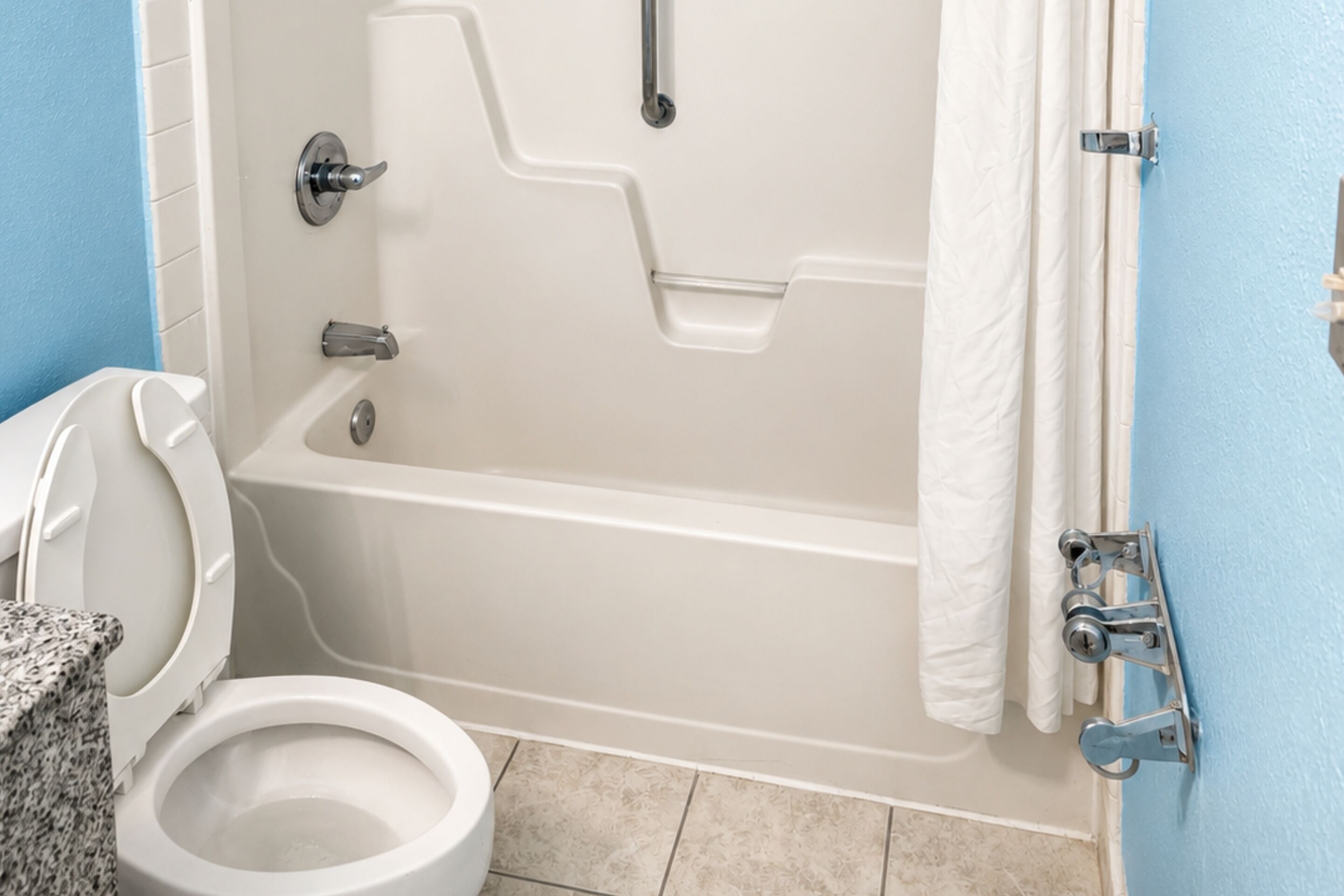 Combined shower/bathtub