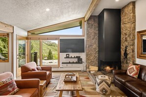 公寓式客房 (Shadowbrook 303) | 起居区 | 30-英寸纯平电视（配备有线频道）