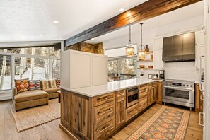 公寓式客房 (Shadowbrook 506) | 私人厨房 | 大冰箱、微波炉、烤箱、茶具/咖啡用具